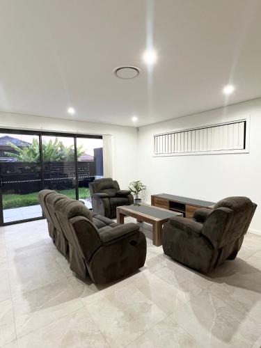 Guildford House | Queen Room in Peaceful and Modern House - OR8