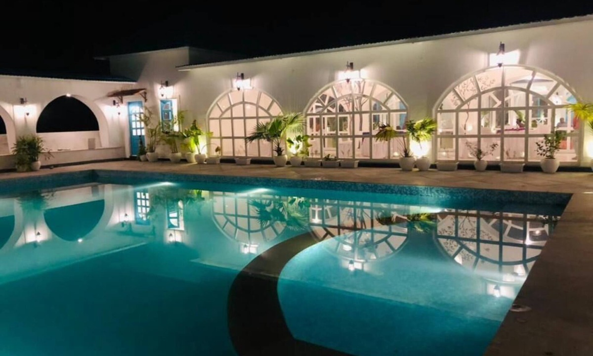 Udaipur Resort | Queen’s Town is a Beautiful Ambient 6 Bedrooms Villa adjoin to Fatehsagar Lake