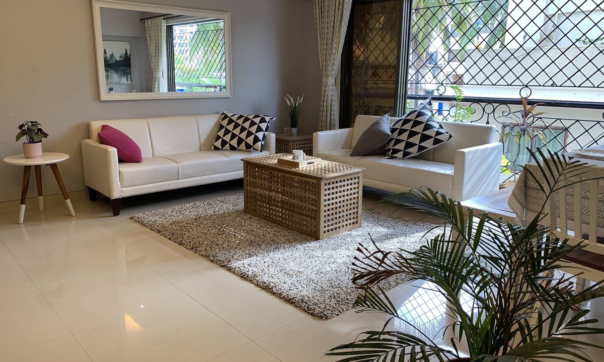 Pali Hill Apartment | ✪Quiet Bandra 3 bedroom ✪Balconies✪Walk to Ocean✪