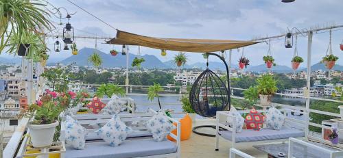 Lake Swaroop Sagar Hostel | Raahi Backpacker's Hostel- Lake View