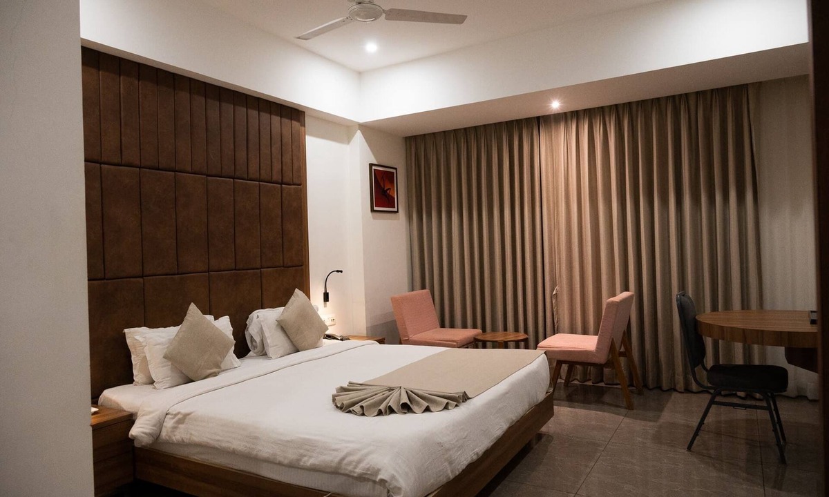 Jamnagar Hotel | RAAJ SVASTIK INN