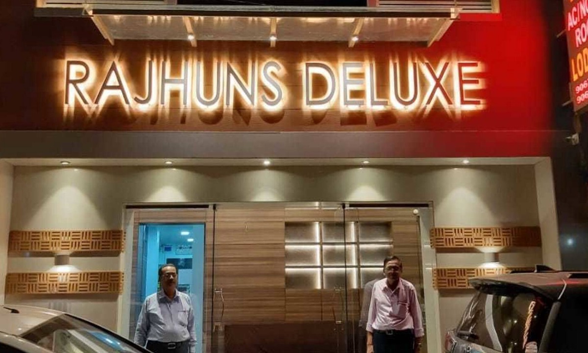 Kolhapur Hotel | Rajhuns Deluxe Lodging