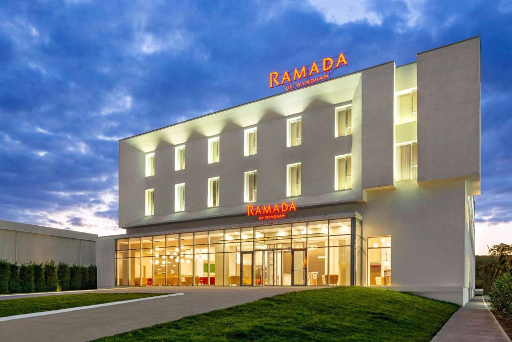 Tirgu Jiu Hotel | Ramada by Wyndham Targu Jiu
