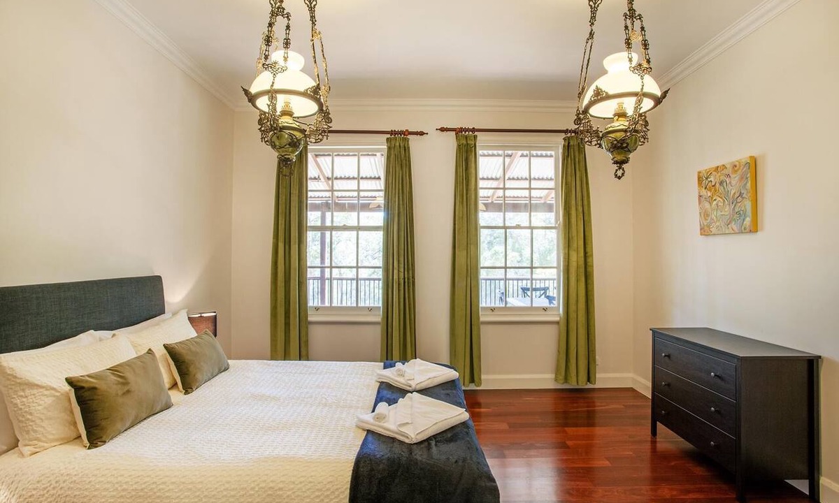Shadforth House | Rivendell House: 5BR family retreat, dogs welcome