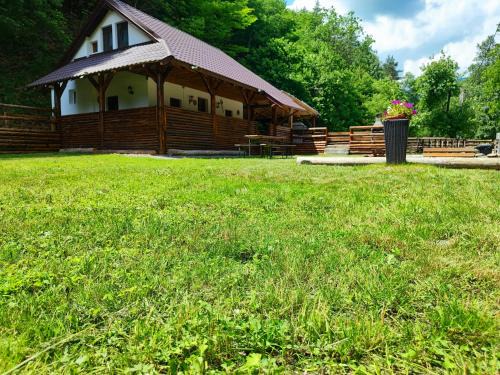 Brezoi House | River Haus