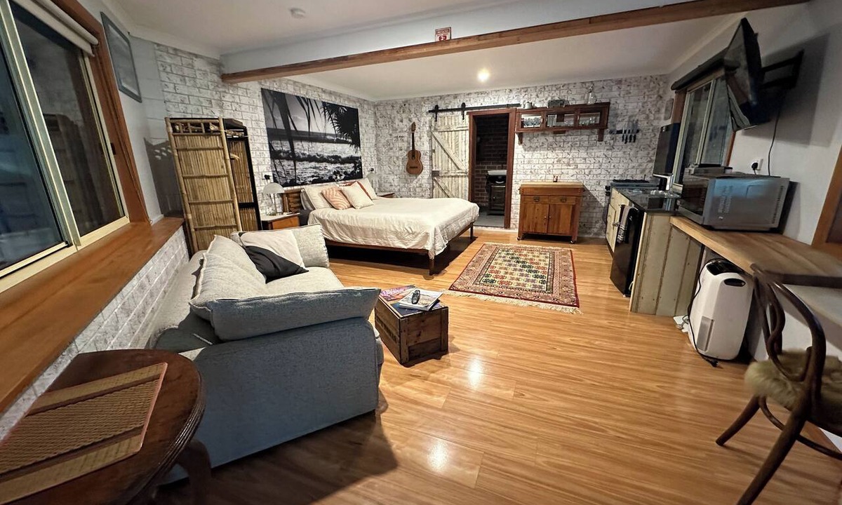 Scotts Head Apartment | River Oak Retreat, on the river, Peaceful and private 600 mtrs to beach