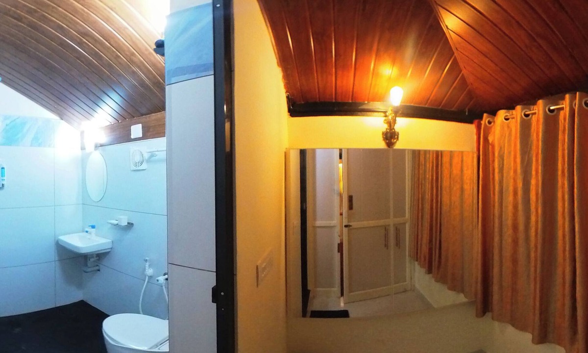 Thalassery Cottage | River view Family Room, A1 Suite-Bar chair, Ac, Kitchen, Wi-Fi