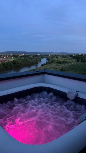 Reghin Apartment | River View Penthouse & Jacuzzi
