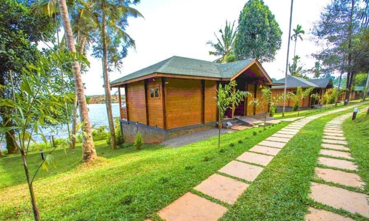 Vazhavatta House | Room-lakerose Wayanad Resort - Water Fro