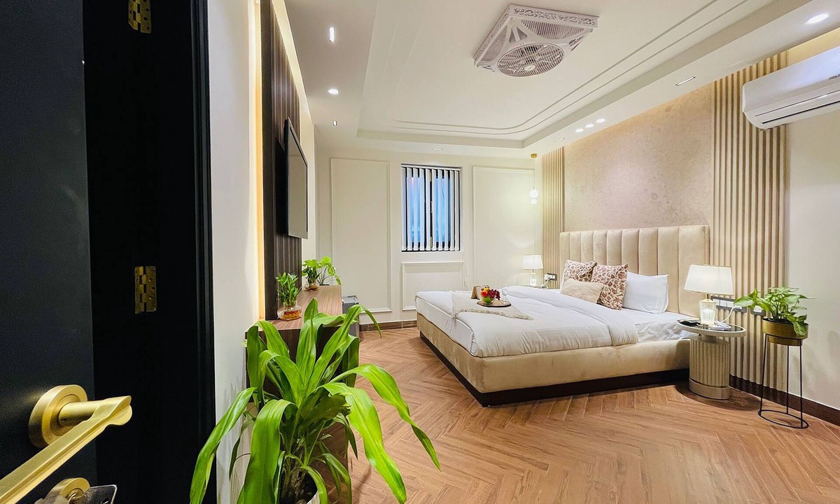 Saket Hotel | Roomshala 134 Premium Rooms Saket