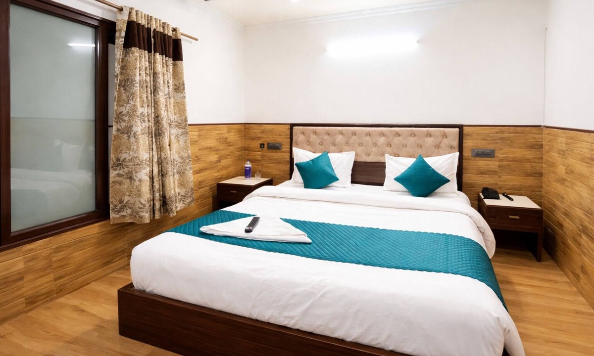 Sector D Hotel | Roomshala Poonam Villa - Fortis Hospital
