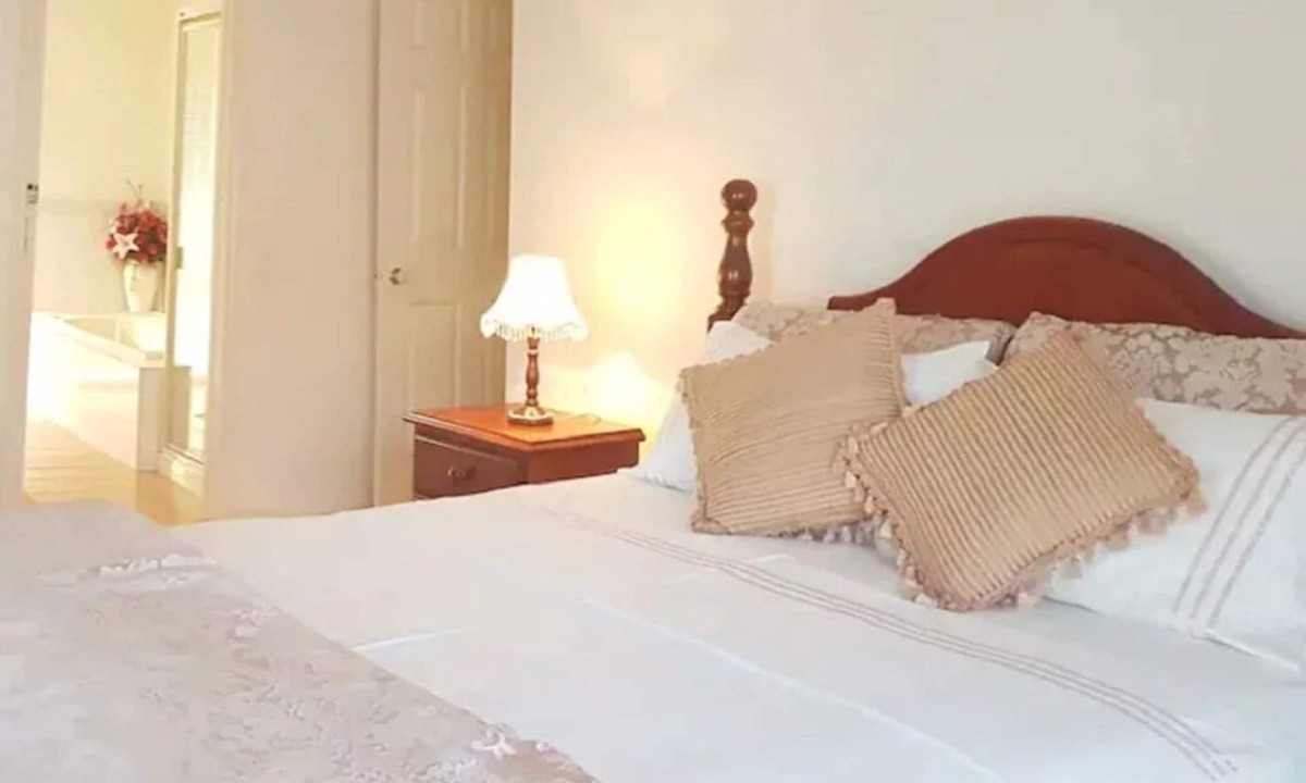 Roxburgh Park House | "Roxy" Spacious Cosy Getaway - Near Melbourne Airport
