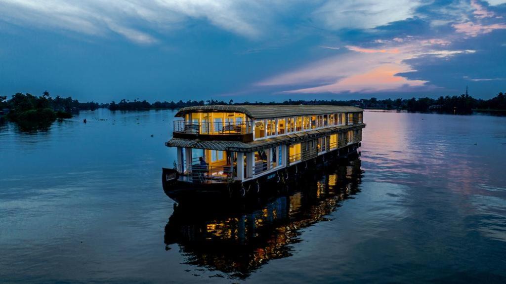 Sea View Ward Boat Rental | Royal Palace Houseboat
