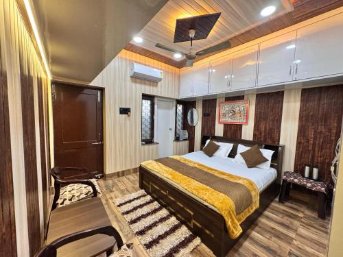 Mahmoorganj Apartment | Royal Roots VNS - Entire Place