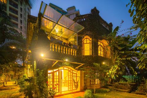 Mumbai Villa | SaffronStays Birdsong - 3BR pet-friendly villa with lawns, treetop terraces, gazebo dining & tennis court
