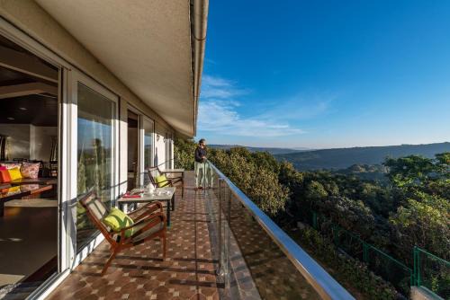 Mahabaleshwar House | SaffronStays Horizon 360 - 5BR pet-friendly villa with infinity terrace views, garden & French windows near Mahabaleshwar Market