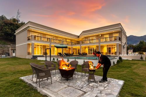 Bullawala Villa | SaffronStays Sukh Saklana Haveli Royalty Rooms - Forest-view stay with pool, expansive lawns & dining near Rishikesh and Dehradun Airport