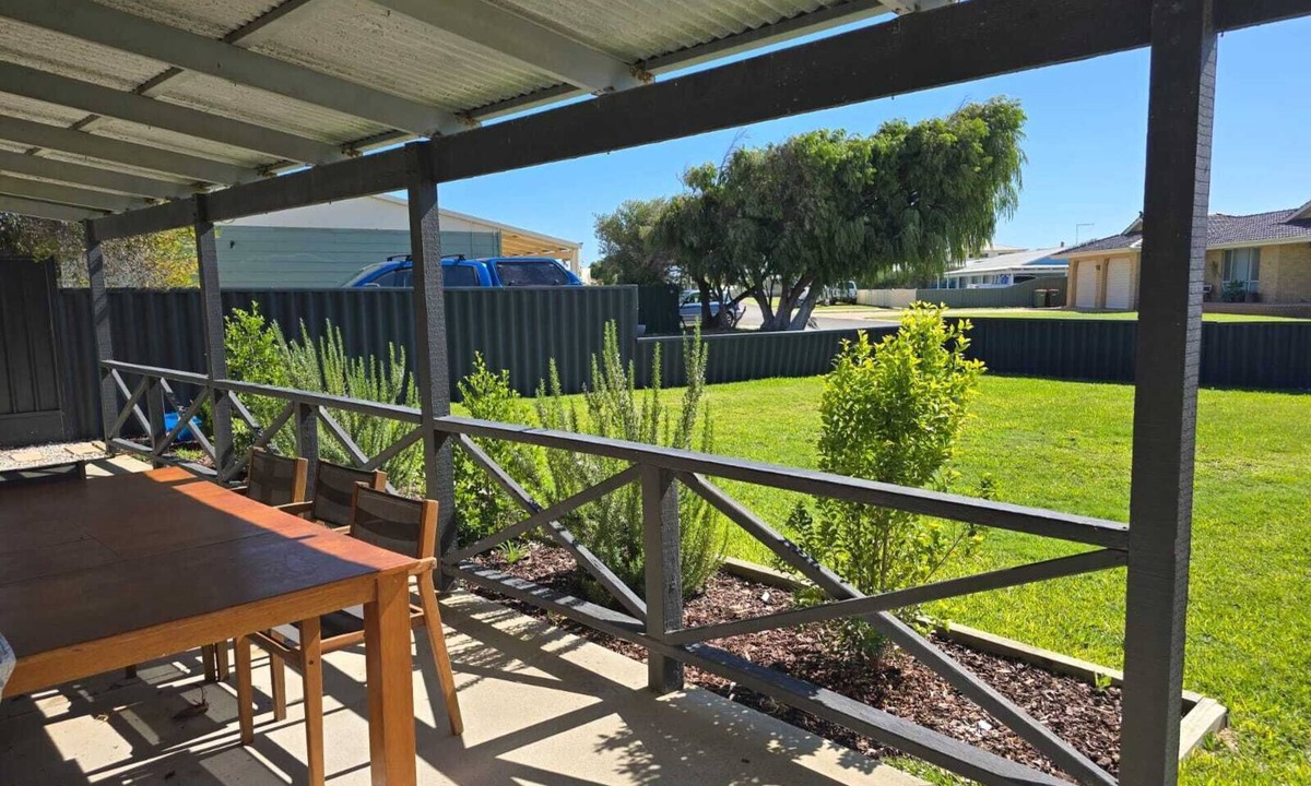 Lancelin House | Sea Breeze A cosy 4/1 holiday home, just 300m from Lancelin Back Beach