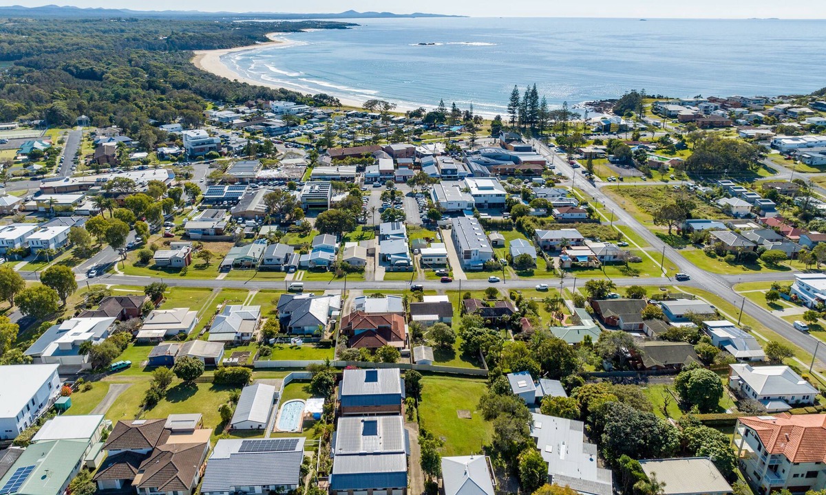 Woolgoolga House | Seadream on Nelson. New Listing. pet Friendly , 300m Stroll to Beach and Cafes