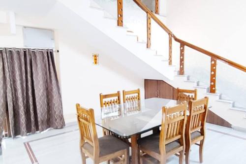 Kukatpalli Apartment | Servostay Kukatpally Spacious 5 BHK Duplex in Vivekananda Nagar with Parking