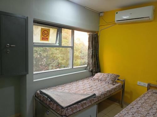 Vadodara Bed & Breakfast | Shiv Sai Dormitory