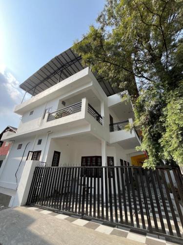 Dehradun Villa | Silver Oaks Dalanwala by Jabula Getaways