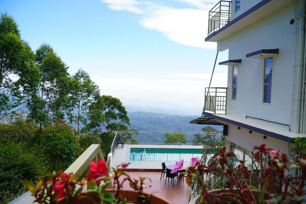 Devikolam House | Sky Elanza with Swimming Pool