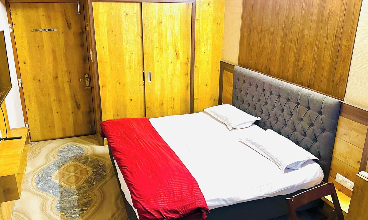Jaipur Hotel | Smart Stay - TV w/8+ OTTs, Rain Shower, Wi-Fi- Entire place