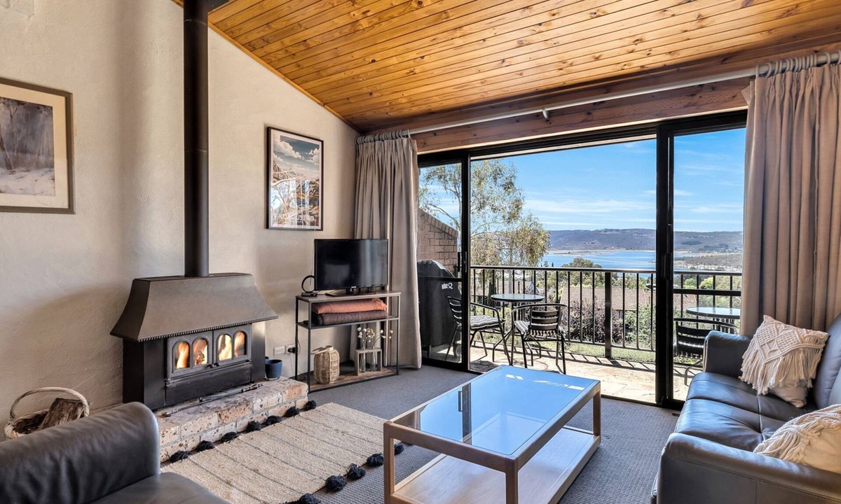 Jindabyne House | Snowbird 1 - Charming 2BR Townhouse l Lake Views l Air-Con l Off-Street Parking