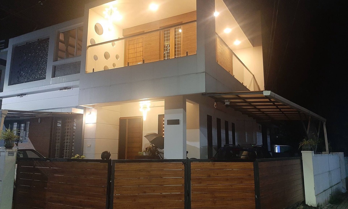 Edapalli House | Spacious 1BHK Private space - first floor , Near Lulu Mall Edappally Kochi