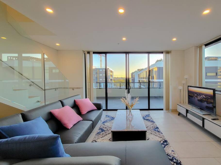 Kogarah Apartment | Spacious 3-Bed Penthouse with Perfect View
