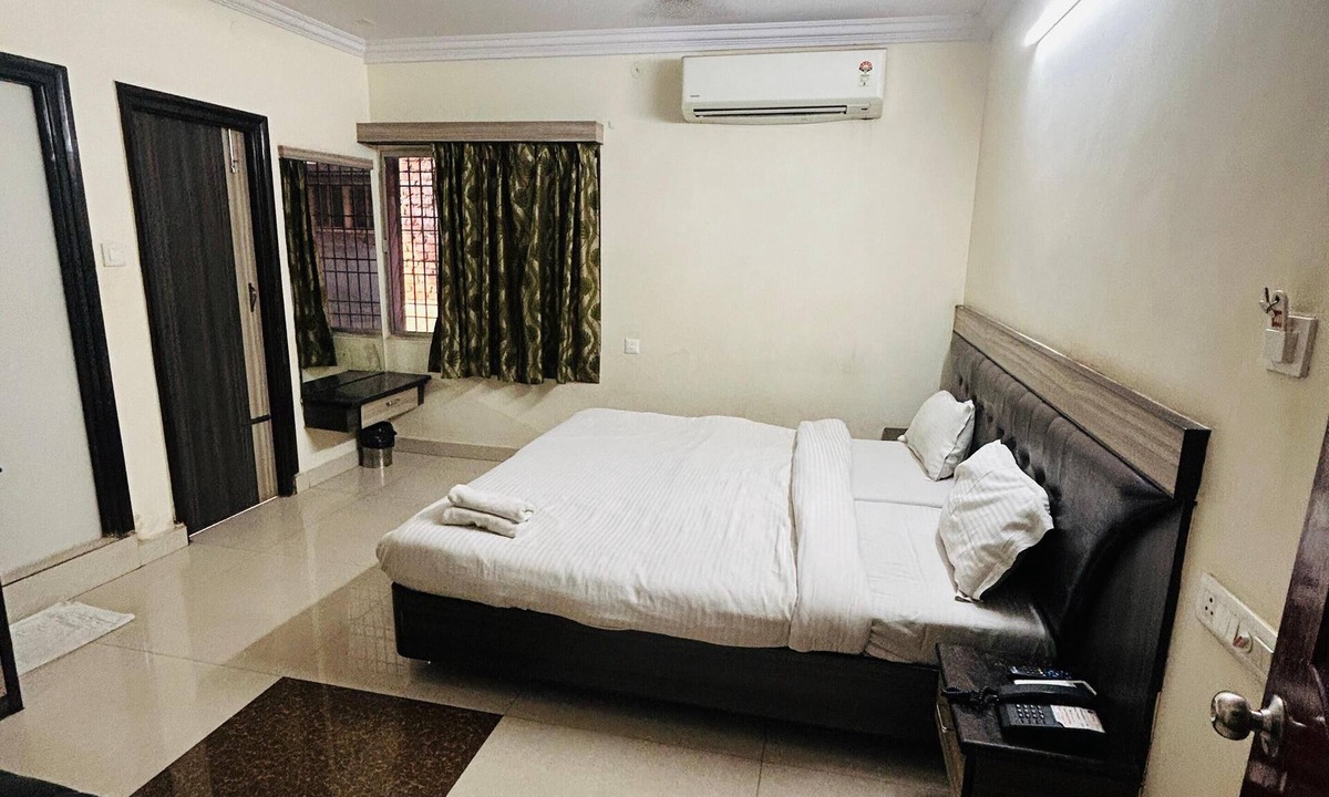 Visakhapatnam Apartment | Spacious 3-bedroom apartment with AC, WiFi in brilliant Visakhapatnam