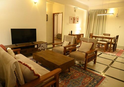 Varanasi Apartment | Spacious 3BHK Apartment for Families, Work and Couples - Lift, Parking, Wi-Fi