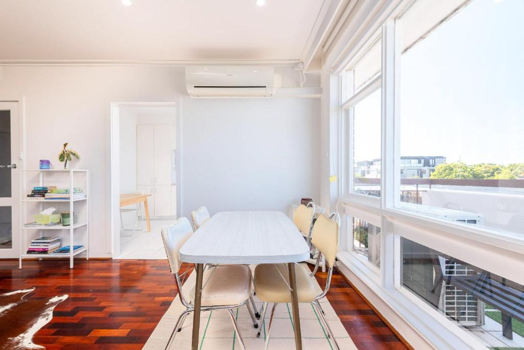 Balaclava Apartment | Spacious 3BR Near St Kilda - Free Parking