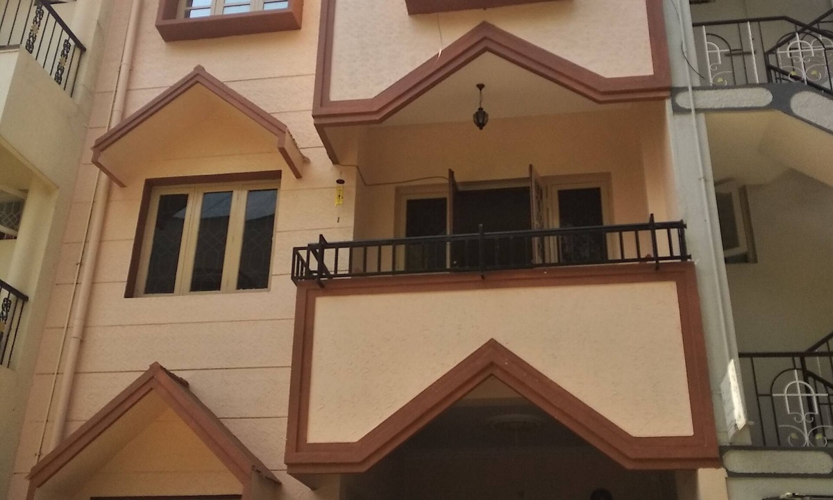 Bengaluru Apartment | Spacious 4-bedroom Backpackers Hostel in enchanting Bengaluru with WiFi.