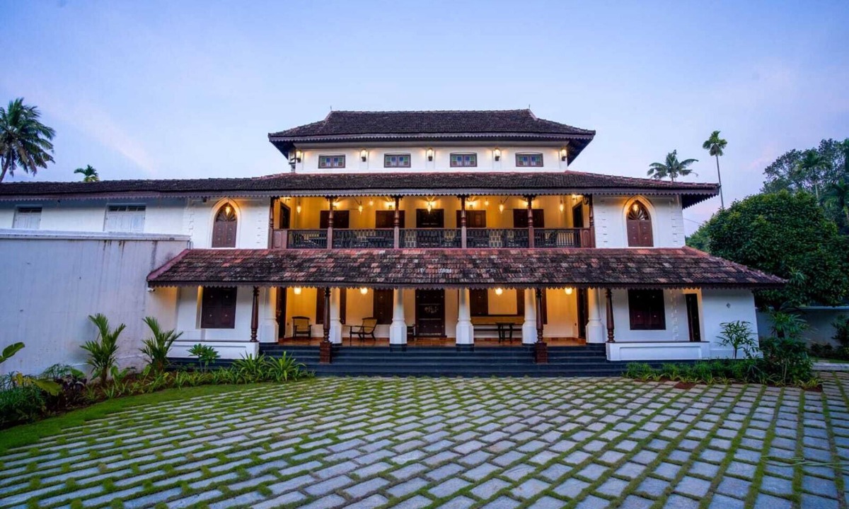 Irinjalakuda Hotel | Spacious 5-bedroom hotel in gorgeous Chalakudy with AC
