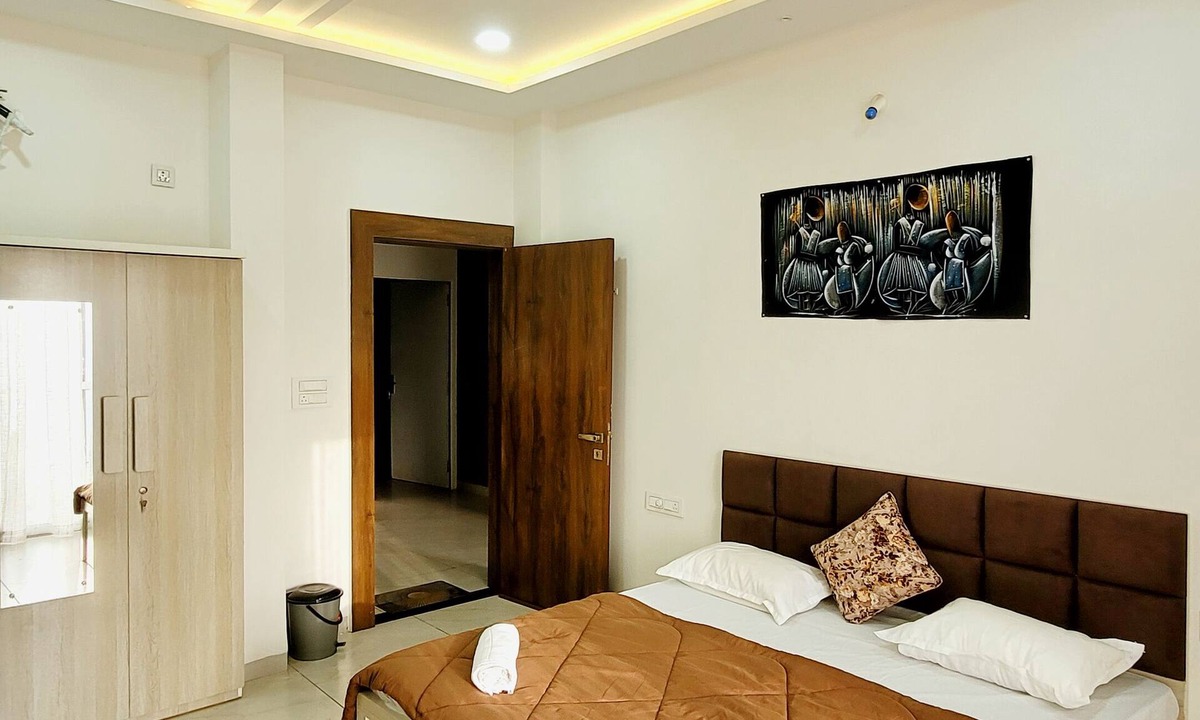 Sanwer House | Spacious 6-bedroom house in charming Indore with AC