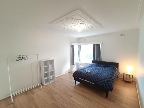 St. Albans House | Spacious and Comfortable Queen Room - Train Station - SA4