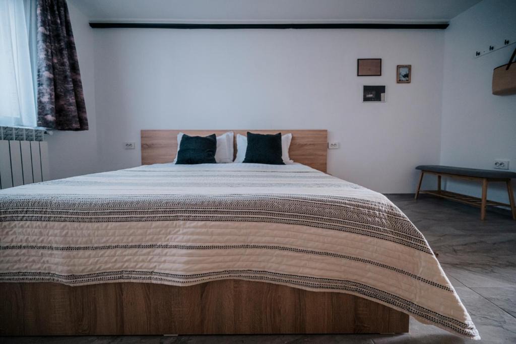Navodari House | Spacious studio near lake
