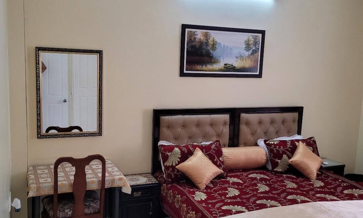Toli Chowki House | Specious Apartment 9 3BHK, 2 Halls, Terrace Pvt. Garden,
