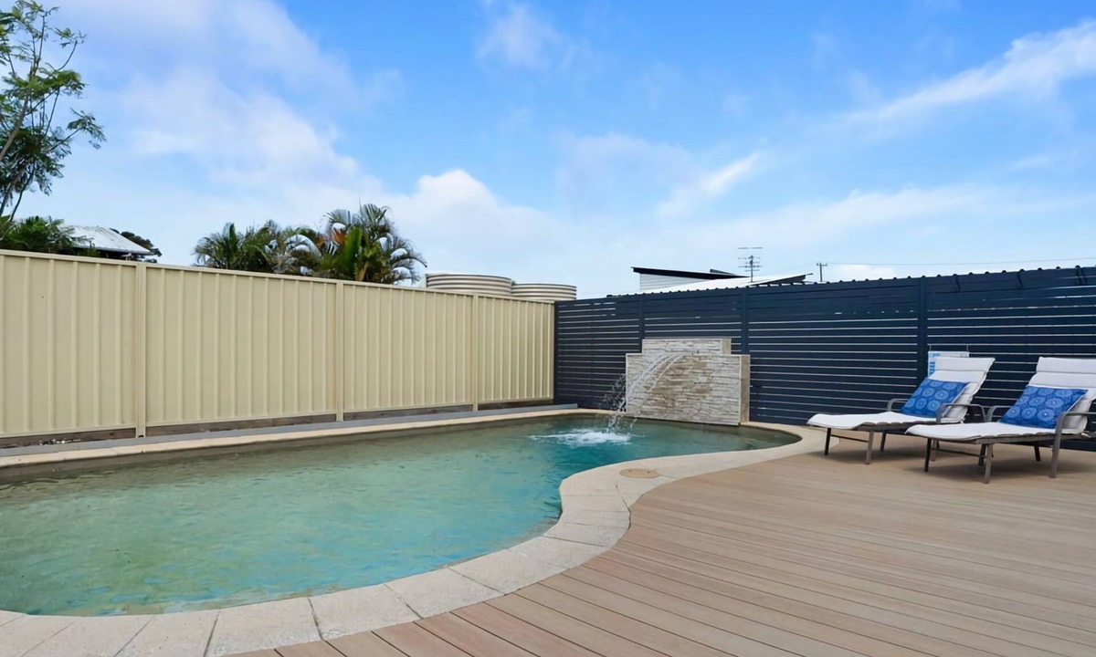 Berkeley Vale Apartment | Splash Stay Family Retreat