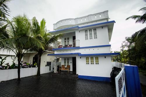 Erezha House | SR Lakefront Villa & Luxury houseboats