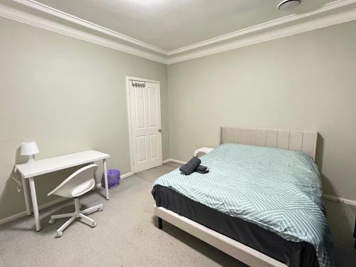 Rydalmere House | Standard Queen Room in Two Story House - R1