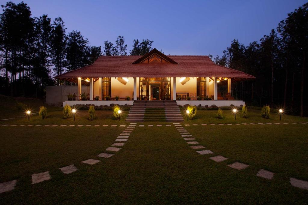 Sangameswarpet Villa | StayVista at Cedar - Strelitzia 2BHK with Breakfast and Jacuzzi