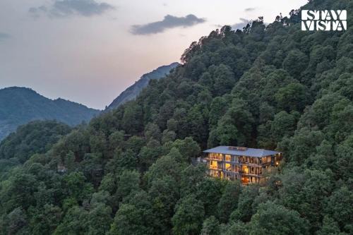 The Mall Road Villa | StayVista at Cliffbourne with Bonfire, BBQ