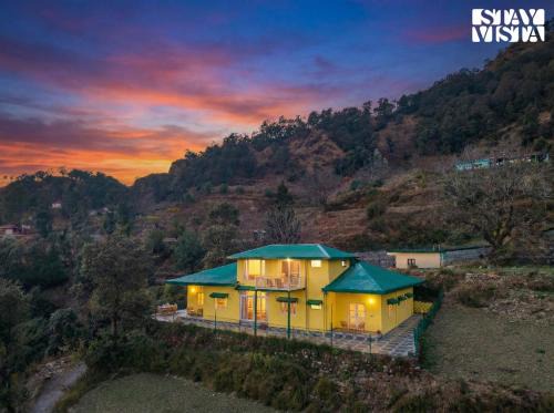 Bullawala Villa | StayVista at Cloudview Villa with Valley view, WiFi & BBQ