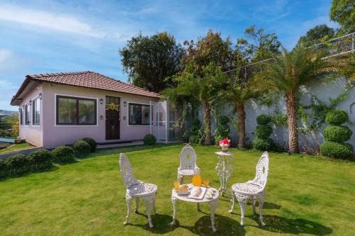 Bhilar Villa | StayVista at Lawn House - Shrimant Wada Royal Stay