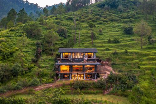 Kumarhatti Villa | StayVista at Leopards Creek A 4BR Pool Villa with Pool Table