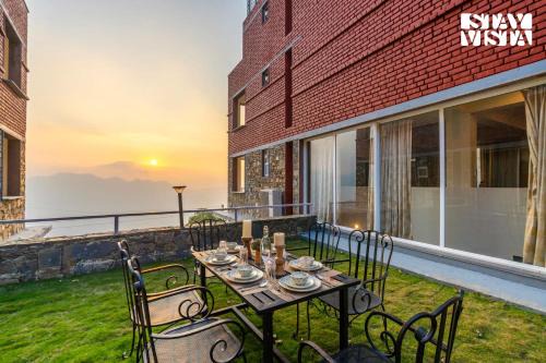 Shimla Villa | StayVista at Mist - Elysium Estate Mountain 2BR, Bonfire & Meals
