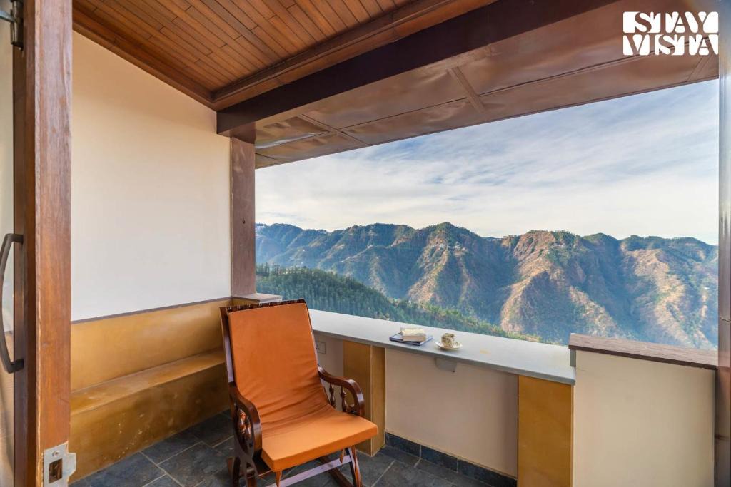 Shimla Villa | StayVista at Pine at Elysium Estate Valley 2BR, Bonfire & Meals